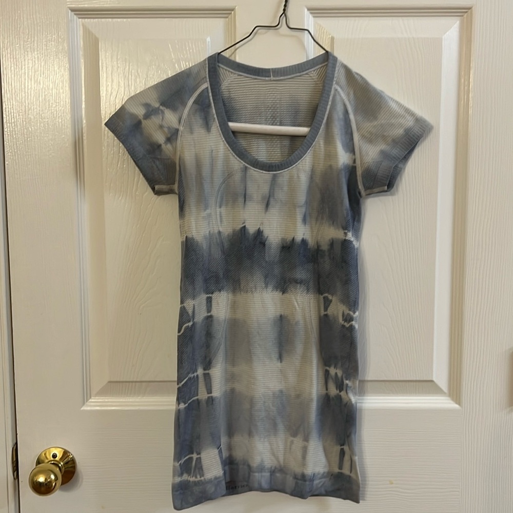Lululemon swiftly short sleeve shirt, size 4, blue-gray and white tie-dye.